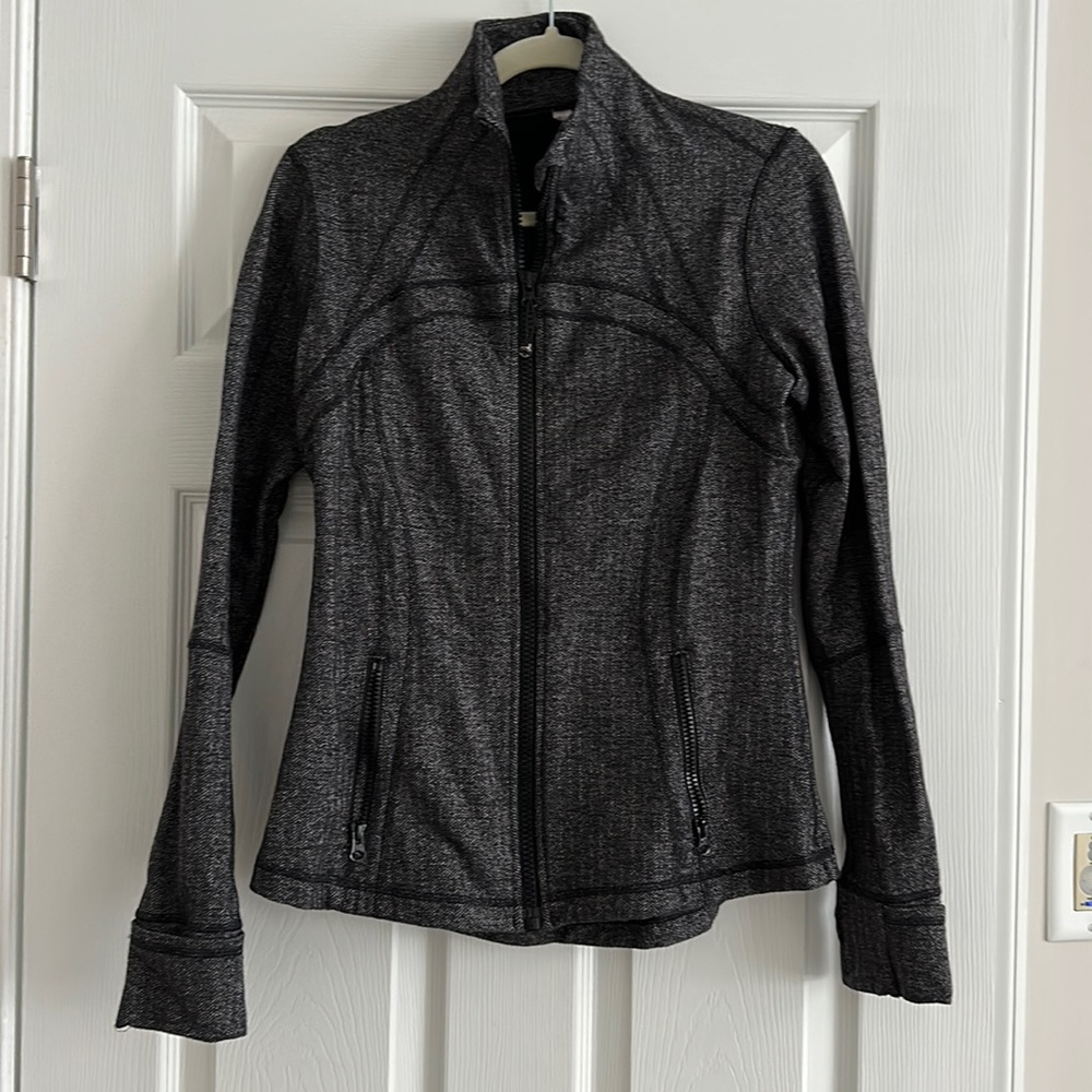 Lululemon work out zip up in grey. Size 12. Fitted fit in great condition.